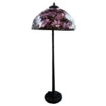 Stehlampe, Metall Lasmpenfuß und rose/lila/grün bleiverglasten Lampenschirm, Art Tiffany, H 180