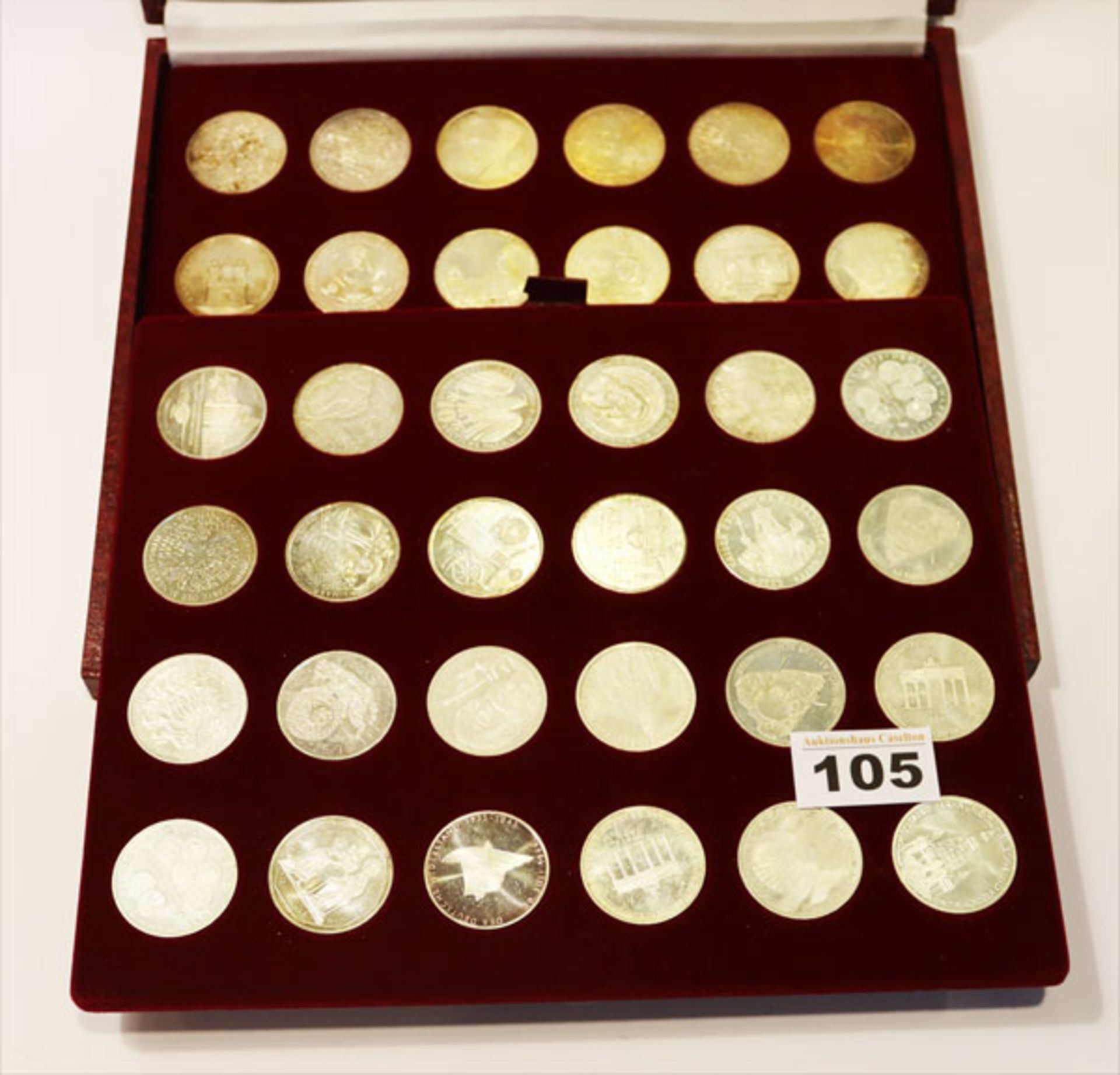 48 Deutsche 10 Mark Silbermünzen, in Holzkassette