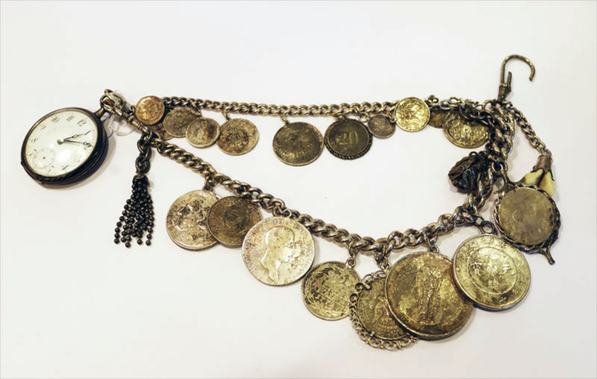 Silber Charivari mit diversen Münzen, Anhängern und Taschenuhr, 396 gr., eine Schließe beschädigt,