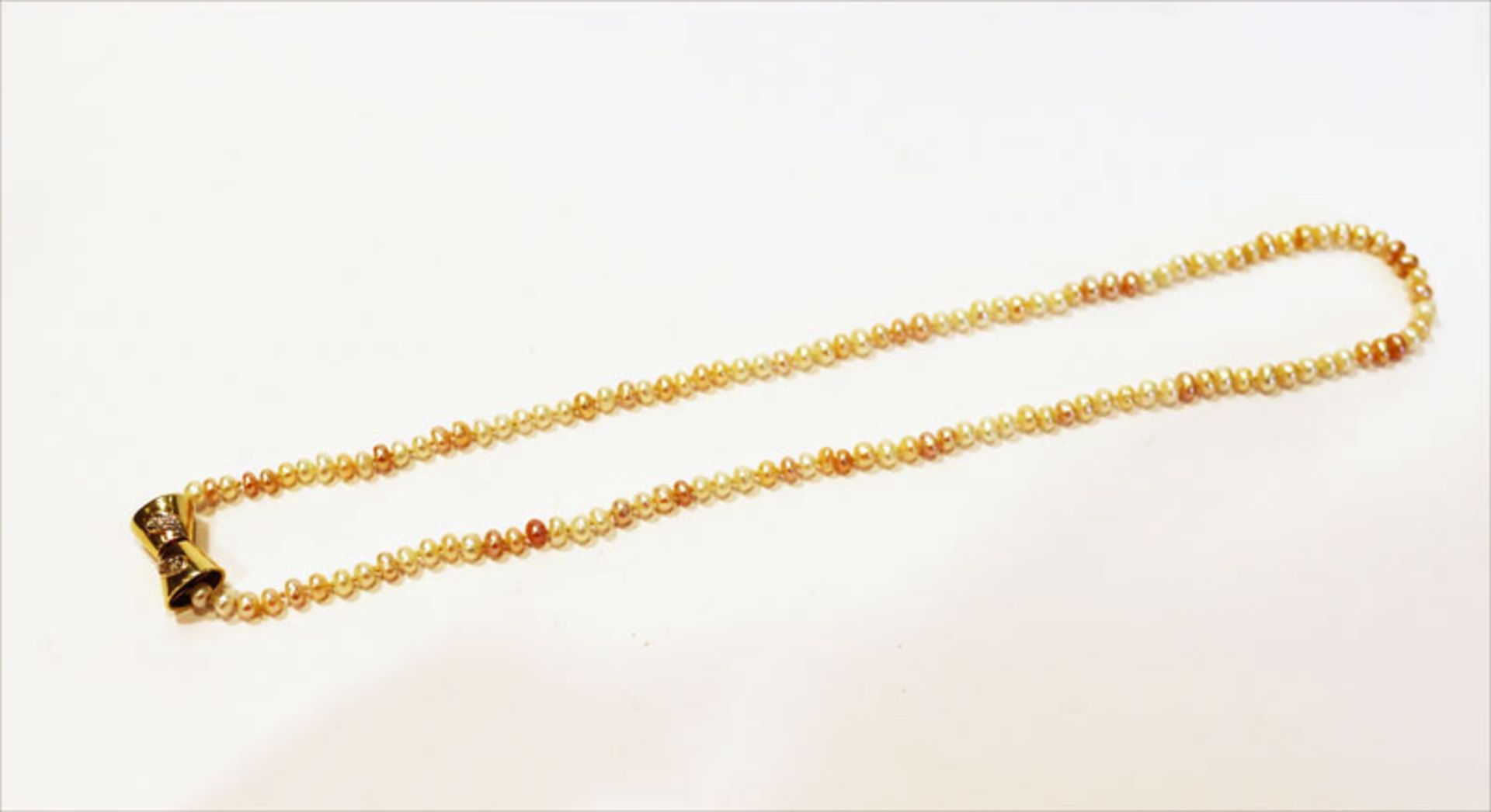 Pastellfarbene Perlenkette mit 14 k Gelbgold Schließe, verziert mit Diamanten, 16,3 gr., L 48 cm