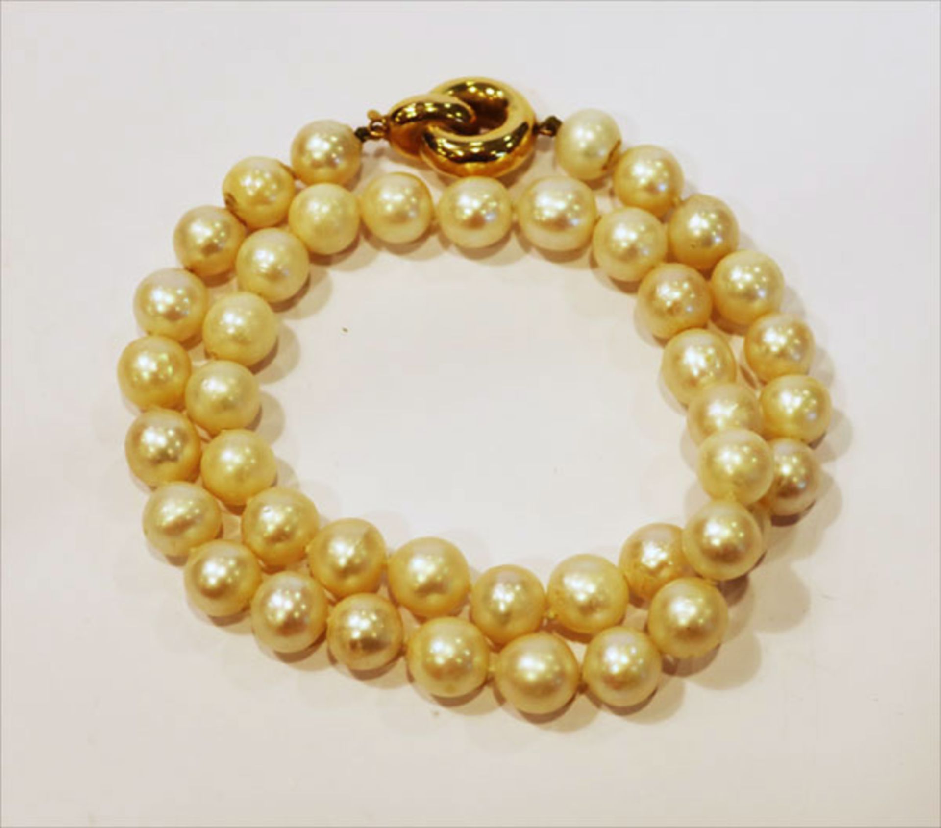Perlenkette mit 14 k Gelbgold Schließe, L 40 cm, Perlen teils matt, Tragespuren