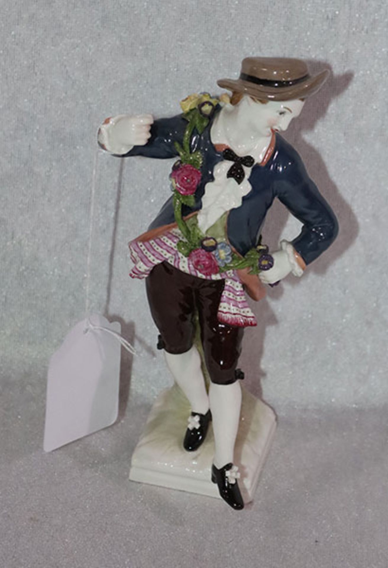 KPM Porzellanfigur 'Galanter Herr mit Blumengirlande', farbig glasiert, gemarkt mit blauer