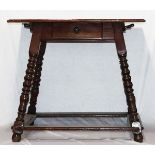 Holztisch auf gedrechselten Beinen, Korpus mit einer Schublade, H 78 cm, B 86 cm, T 62 cm,