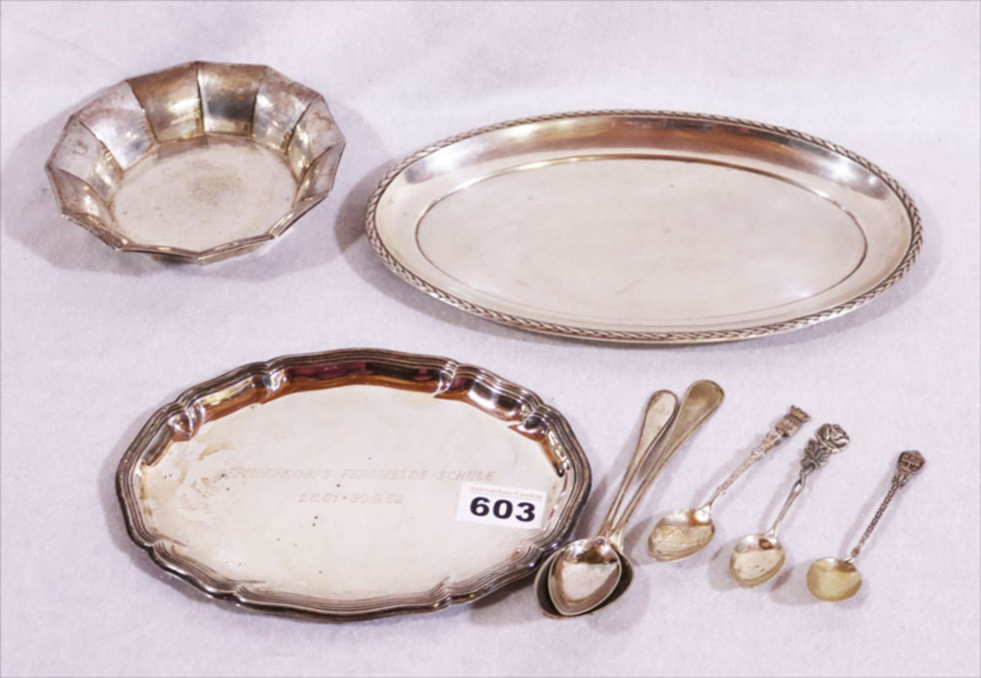 Silber Konvolut: 2 ovale Tabletts, Schälchen und 5 Löffel, 800/835 Silber, zus. 590 gr., teils mit
