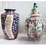 Asiatische Deckelvase und Blumenvase, beides mit Floraldekor, H 43/35 cm, Gebrauchsspuren