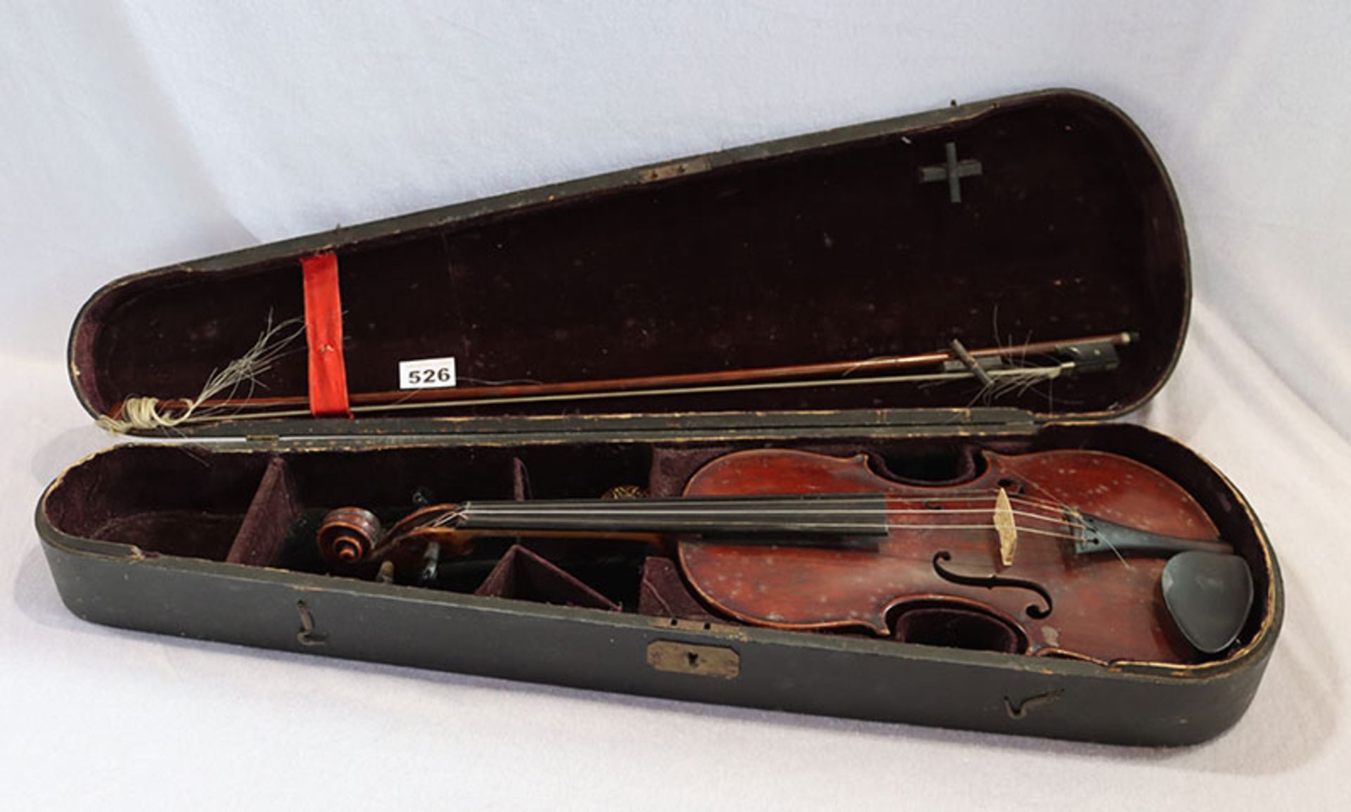 Geige mit Bogen und Koffer, bespielt und stark beschädigt