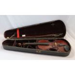 Geige mit Bogen und Koffer, bespielt und stark beschädigt