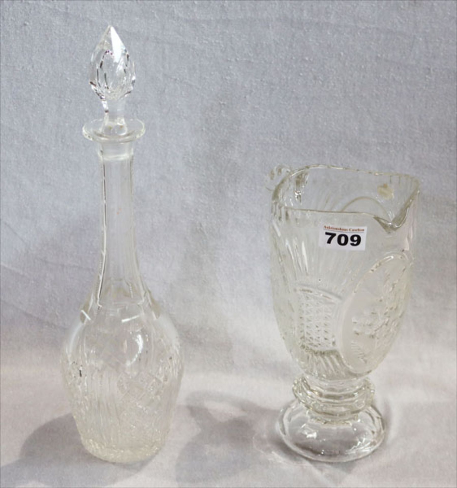 Glas Karaffe mit Schliffdekor, H 41 cm, und Glas Henkelkrug, teils mattiert, H 26 cm,