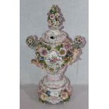 Dekorative Porzellan Potpourri Deckelvase mit plastischem Blüten- und Engel Dekor, Blumenmalerei,