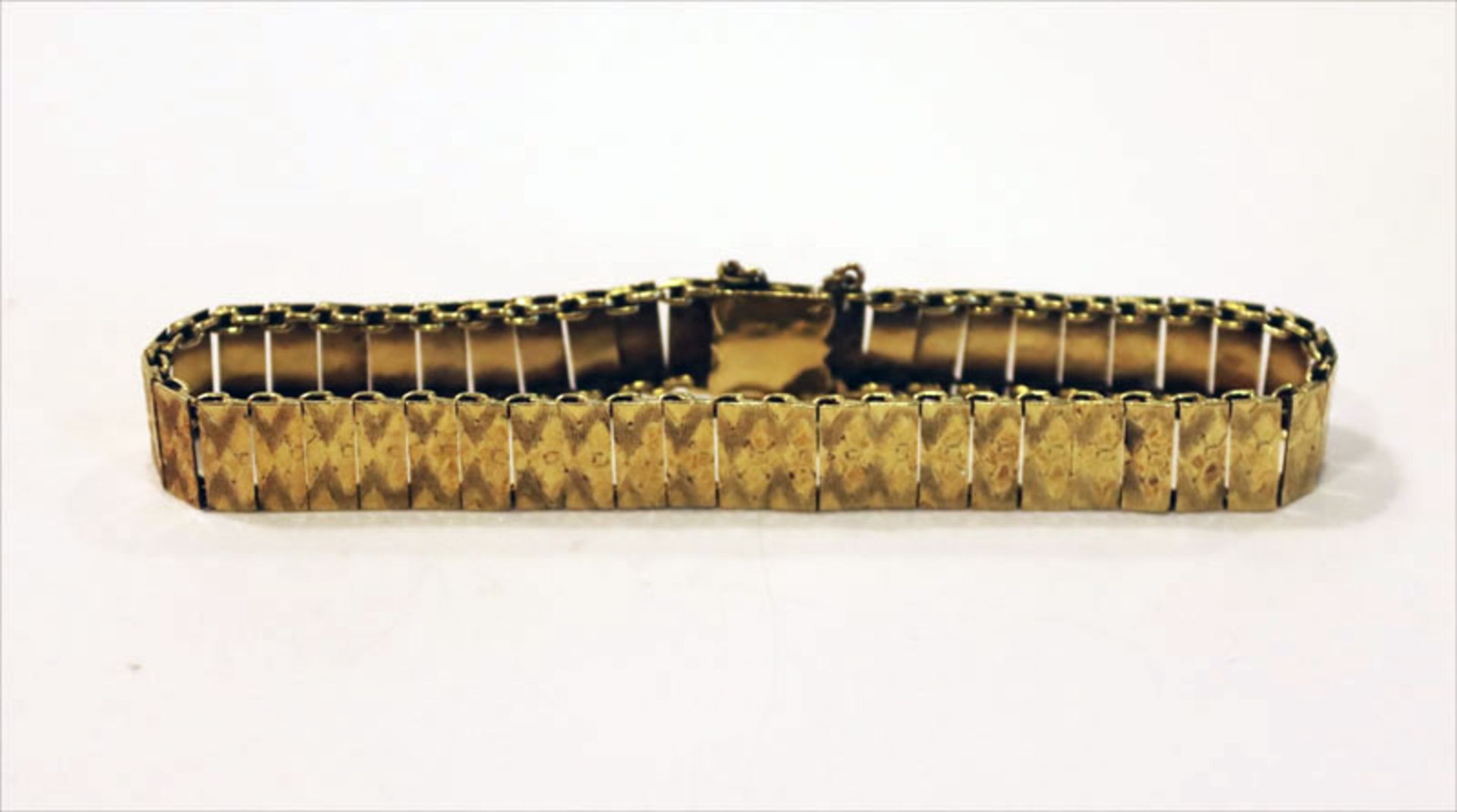 14 k Gelbgold Armband aus gravierten Gliedern, 14,4 gr., L 18 cm, Tragespuren
