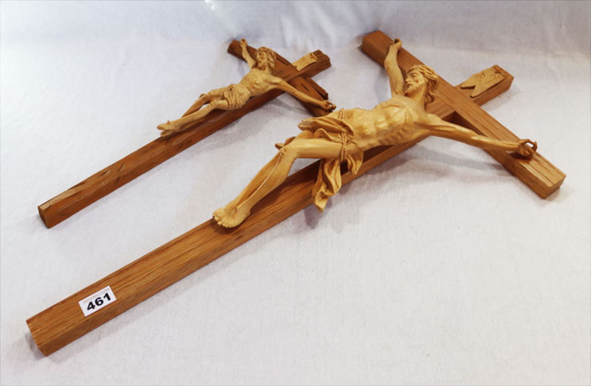 2 Holzkreuze mit Korpus Christi, H 80 cm, B 39 cm, und H 50 cm, B 27 cm