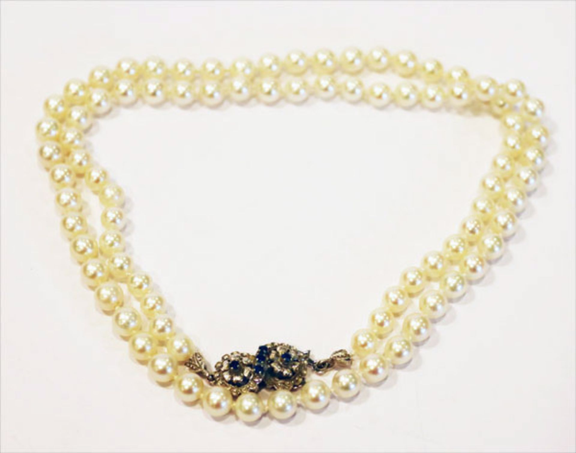 Perlenkette mit 18 k Weißgold Schließe, besetzt mit Safiren, L 56 cm