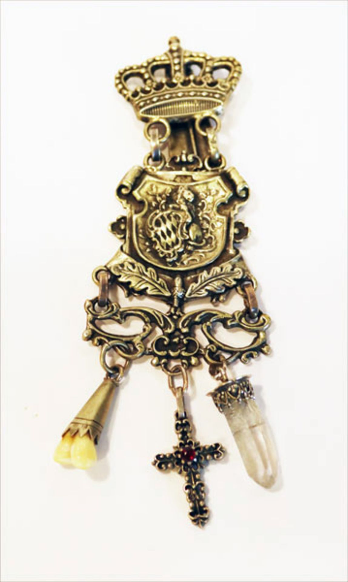 Silber Rockstecker mit reliefierter Krone und bayerischem Wappen, sowie 3 Anhänger, Kreuz,