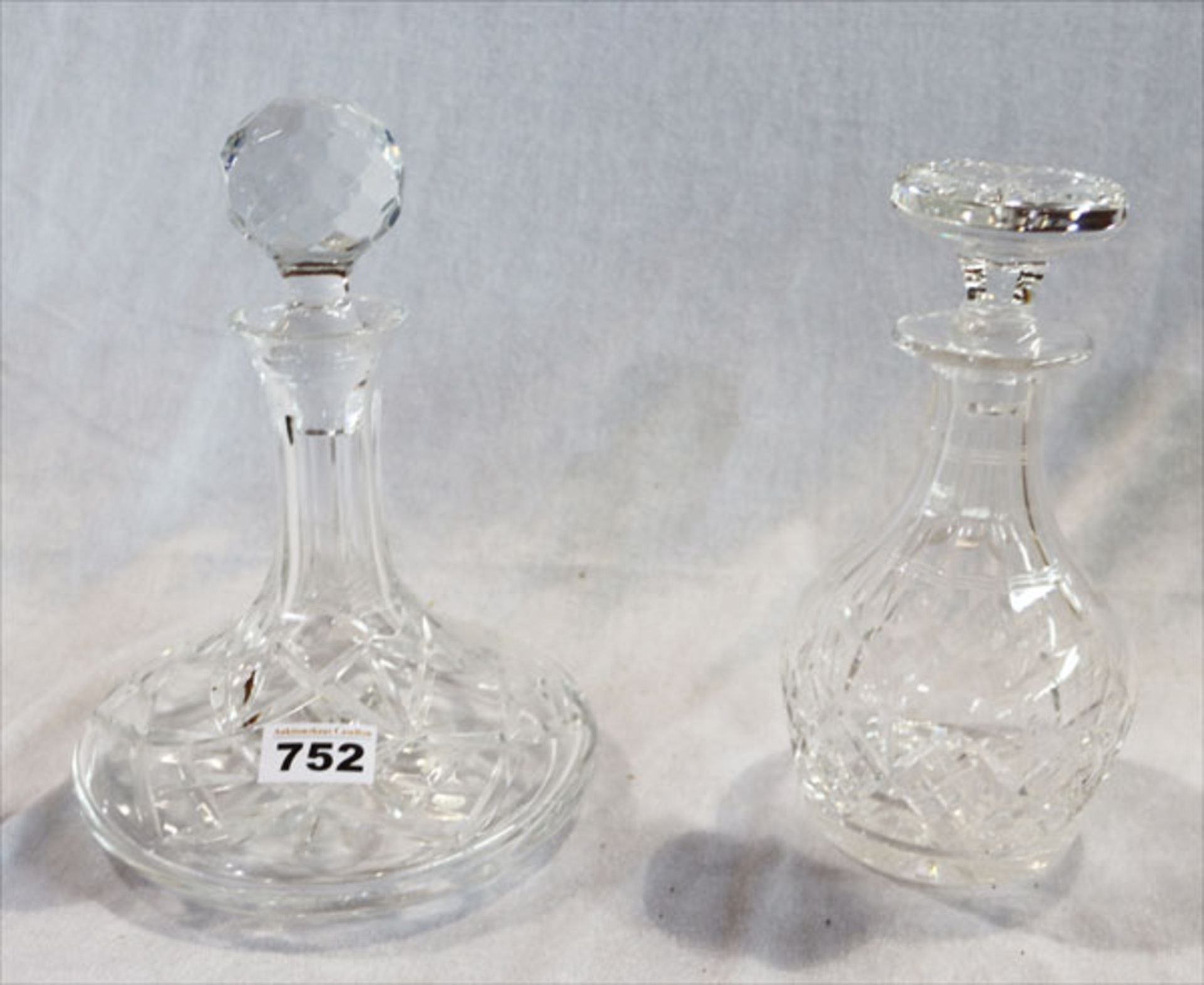 2 Glas Karaffen mit Schliffdekor, H 23,5/26 cm, Gebrauchsspuren