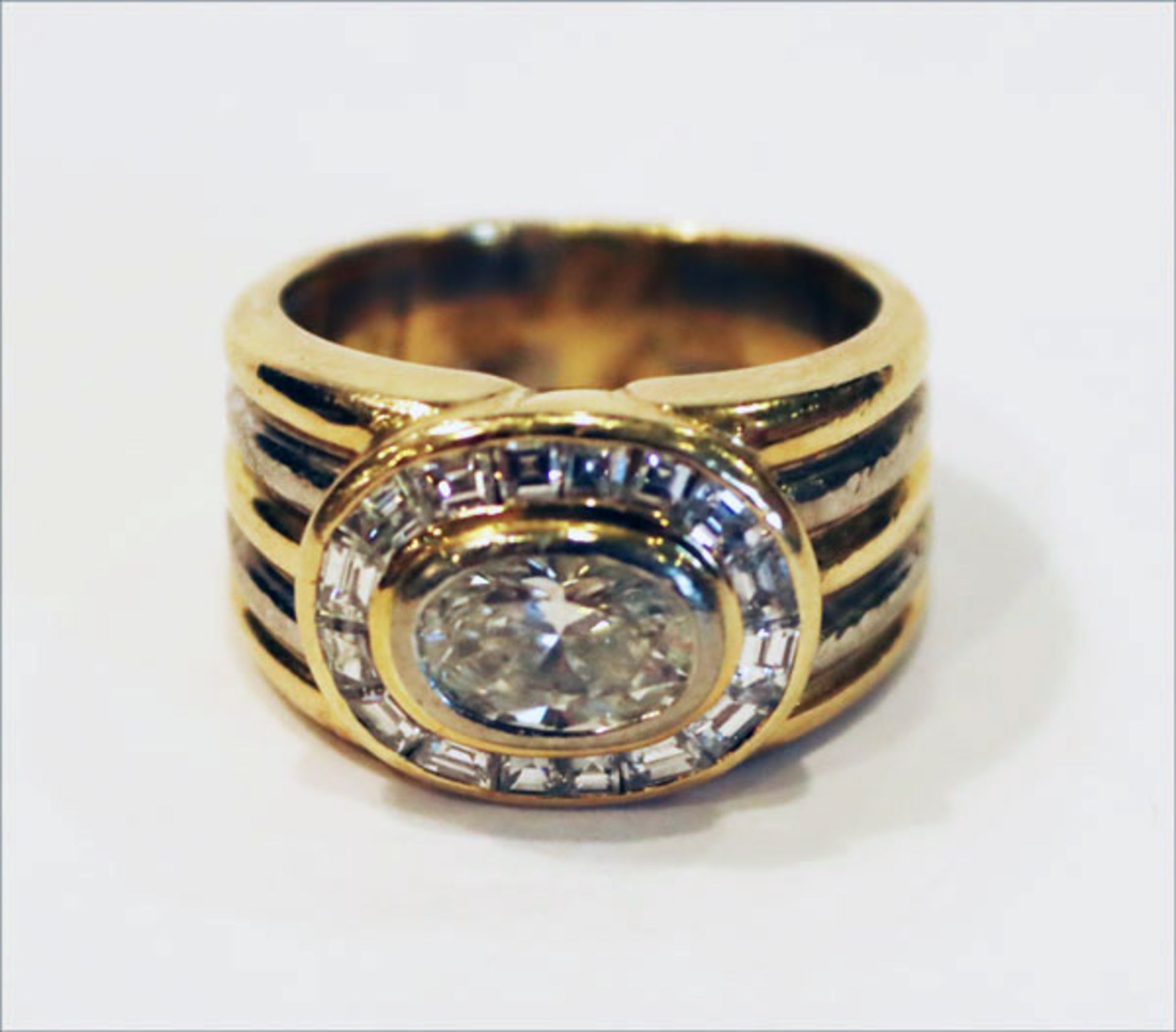 18 k Gelb- und Weißgold Ring mit Diamanten, Mittelstein ca. 1,13 ct., weiß mit kleinem Einschluß,