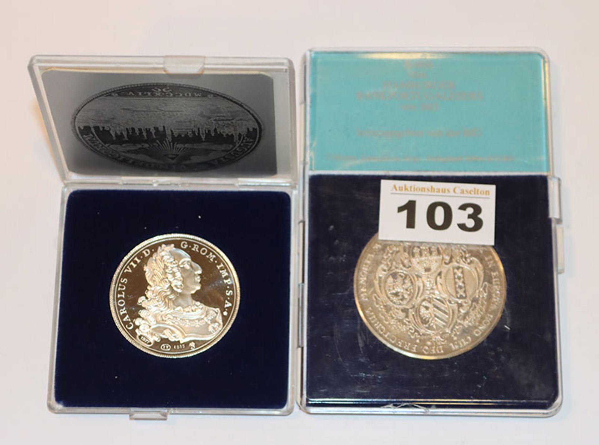 2 Silber Medaillen, Replik Augsburger Taler von 1744 und Replik des Hamburger Bankportugalesers. ca.