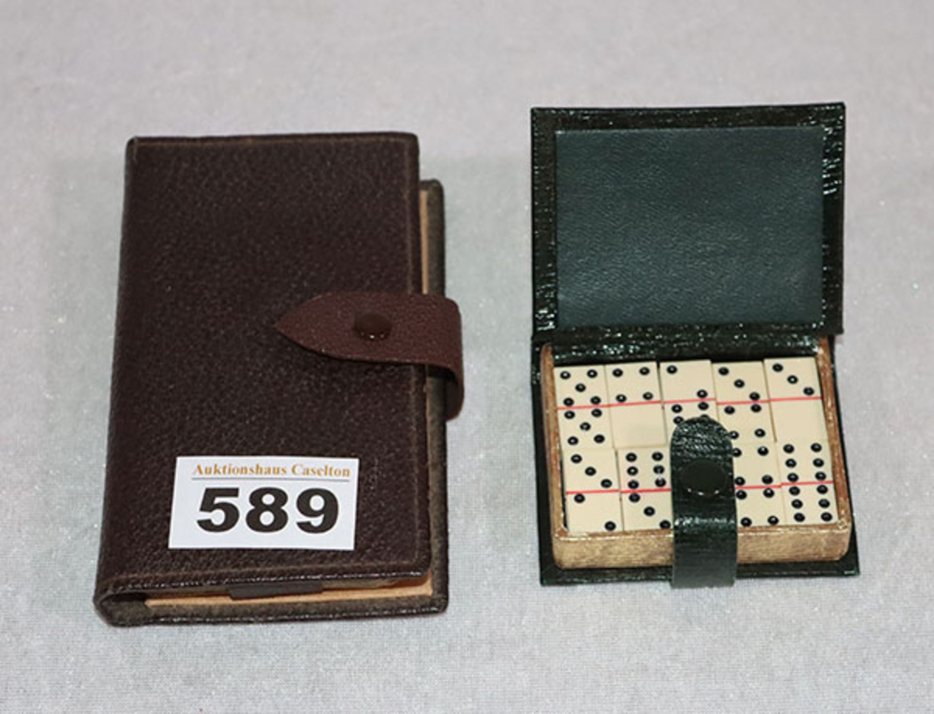Dominospiel in Etui, 7 cm x 5,5 cm, und Schafkopf Spielkarten in Etui, 11,5 cm x 6,5 cm,