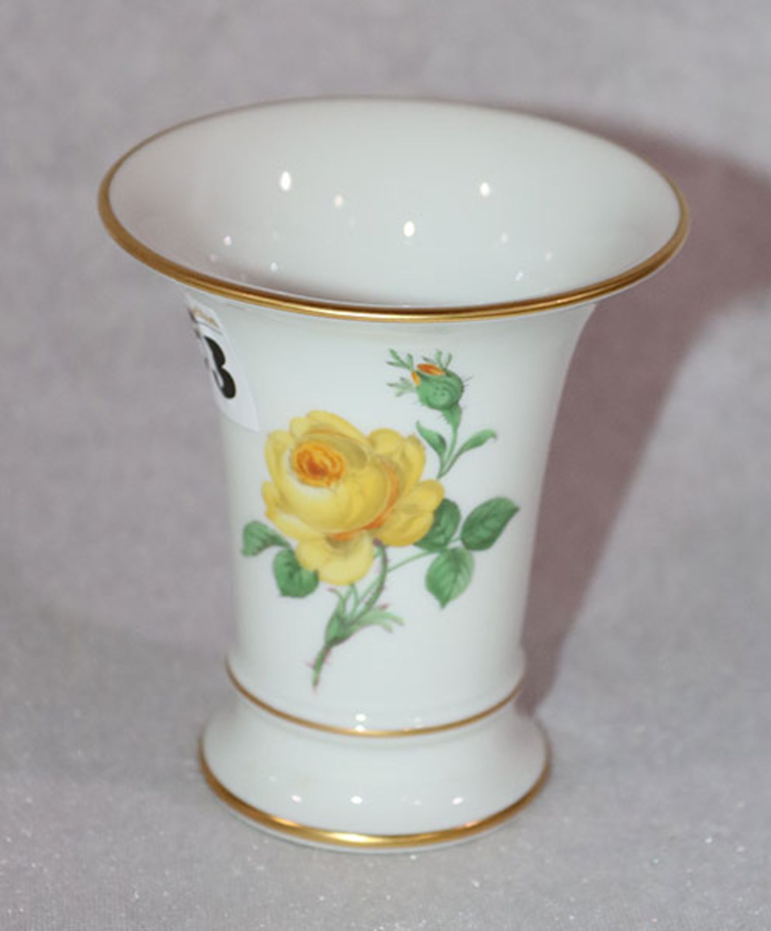 Meissen Bechervase mit gelber Rose und Goldrand, H 9,5 cm