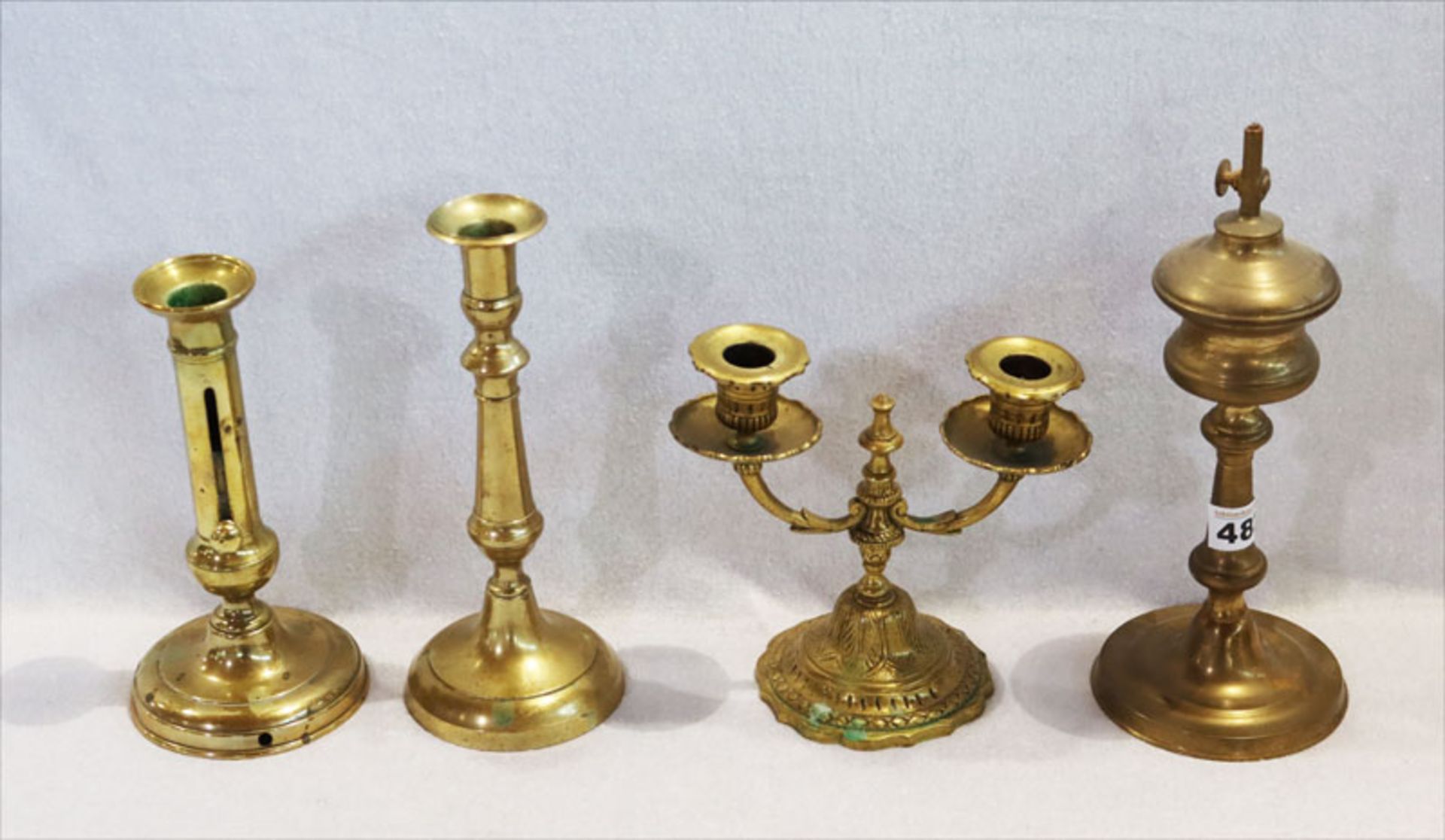 Messing Konvolut: 2-armiger Kerzenleuchter, H 17,5 cm, Öllampe, H 29 cm, und 2 Kerzenleuchter, H