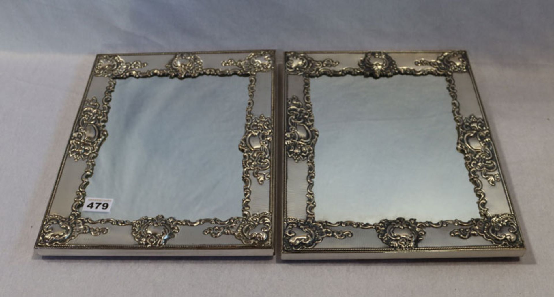 2 Tischspiegel mit versilberten, reliefierten Rahmen, rückseitig mit Holz, incl. Rahmen 37,5 cm x 30