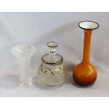 Glas-Konvolut: Blumenvase, mattiert, H 16,5 cm, Milchglasvase mit okkerfarbenem Überfang, H 27 cm,