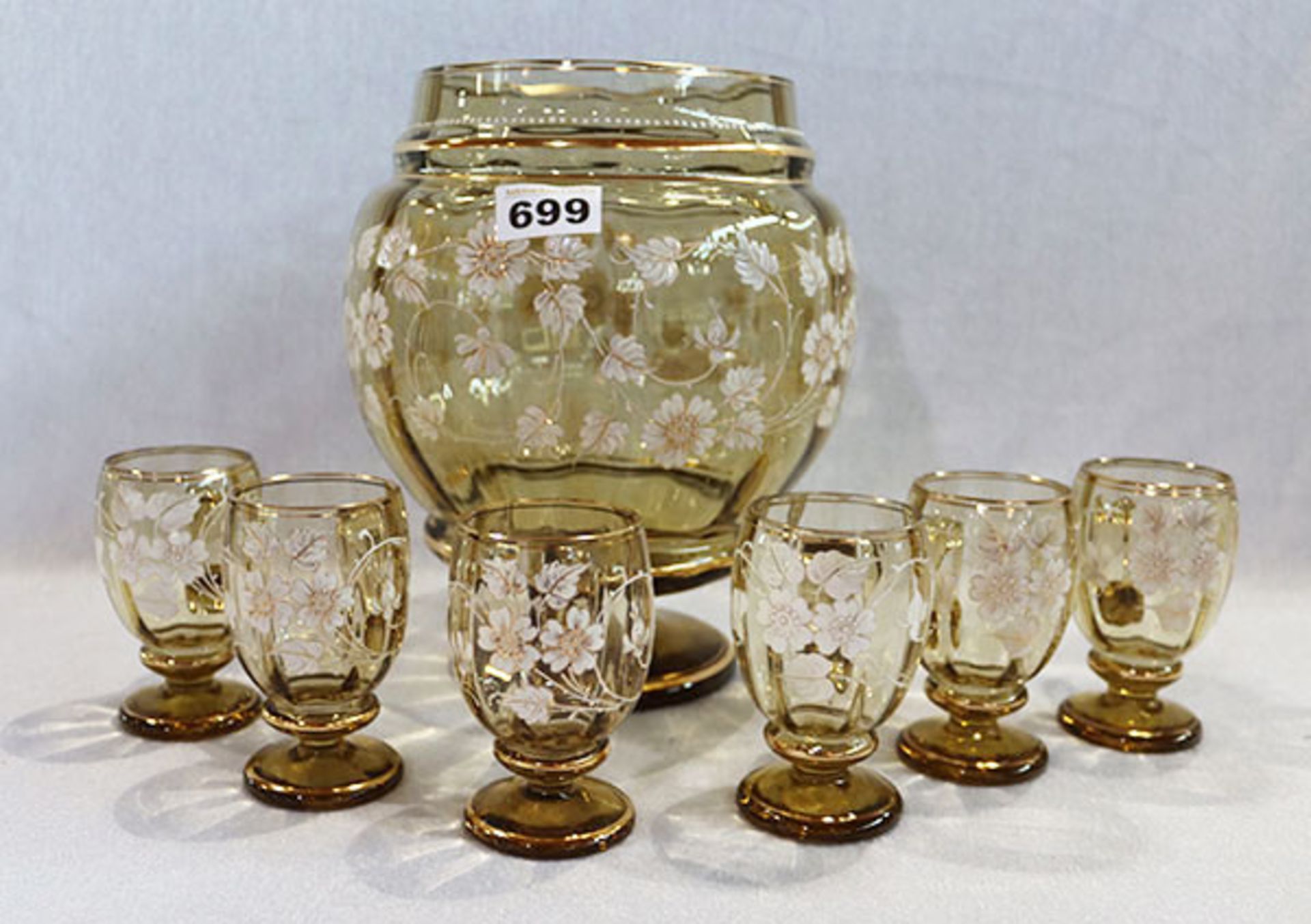 Hellgrüne Glasbowle mit weißem Floraldekor, H 27 cm, Deckel fehlt, und 6 passende Henkelgläser, H 11
