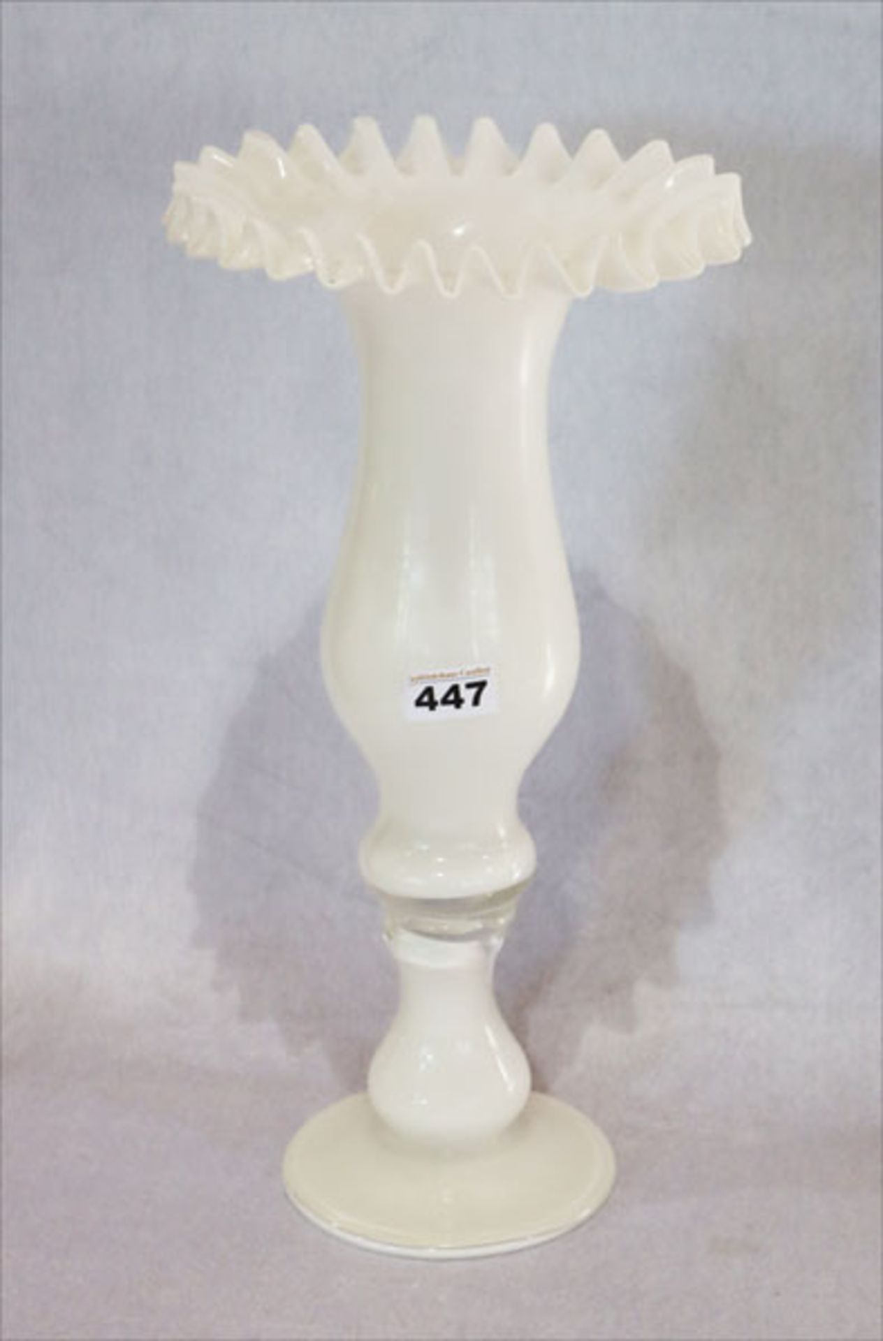 Weiße Glasvase mit gewelltem Rand, H 44,5 cm, Gebrauchsspuren