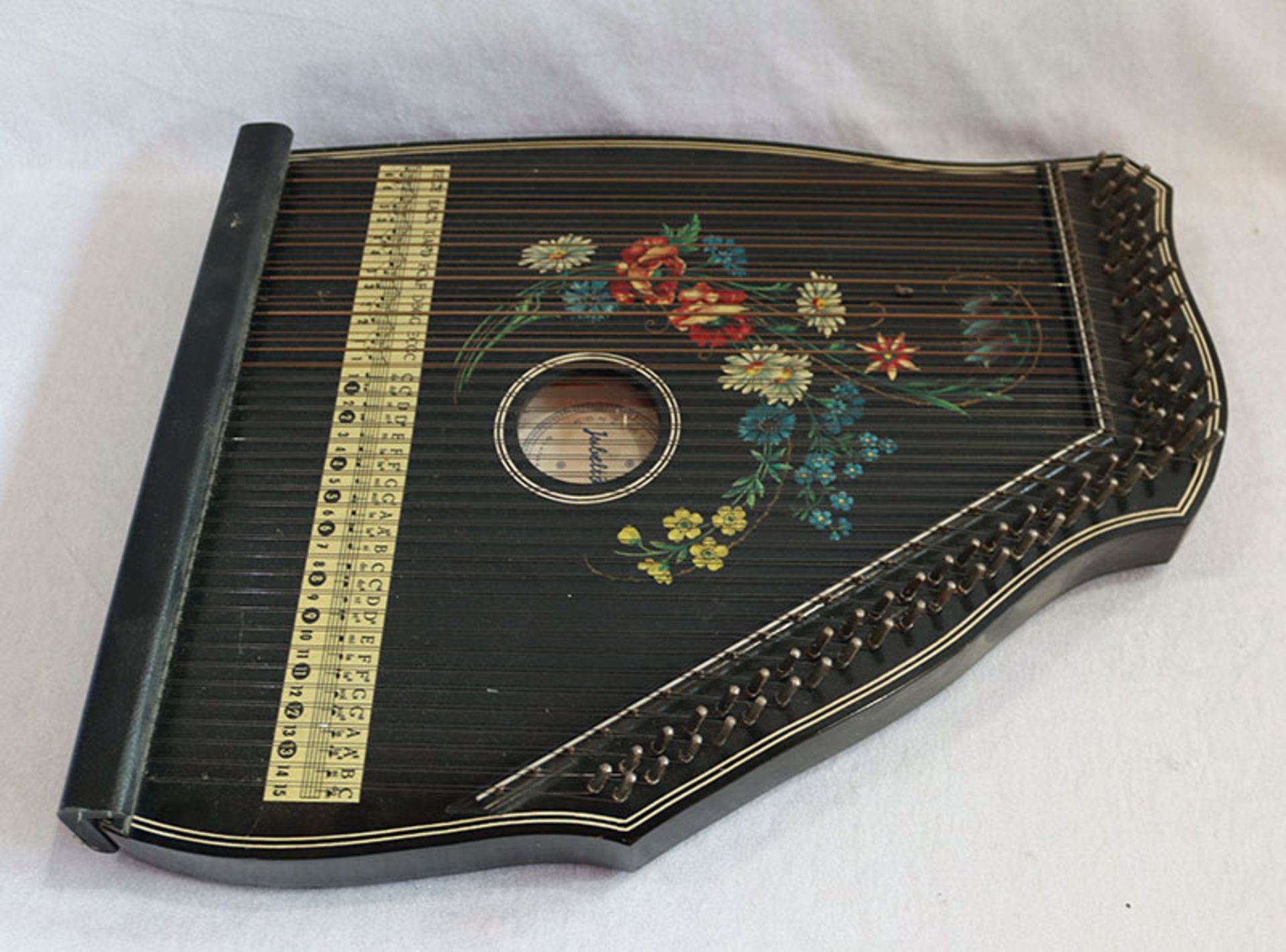 Zither, Jubeltöne Konzert-Salon-Harfe, mit Blumendekor, bespielt, 52 cm x 40 cm