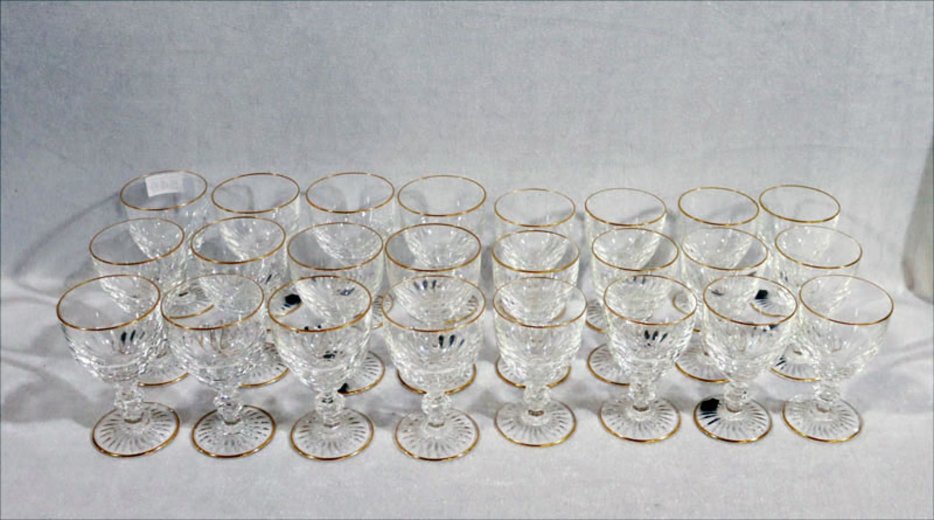 Saint-Louis Trinkglas-Konvolut: 12 Weingläser mit Goldrand, H 13 cm, und 12 Rotweingläser mit