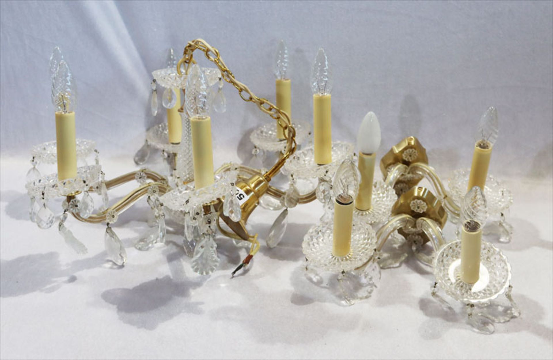 Kristall Hängelampe, 6-armig, H 80 cm, D 60 cm, und Paar 2-armige Wandlampen mit Kristallprismen,