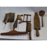 Konvolut von antiken Handwerks-Gegenständer, Sägen, Flachskamm, Kelle u. a., Alters- und