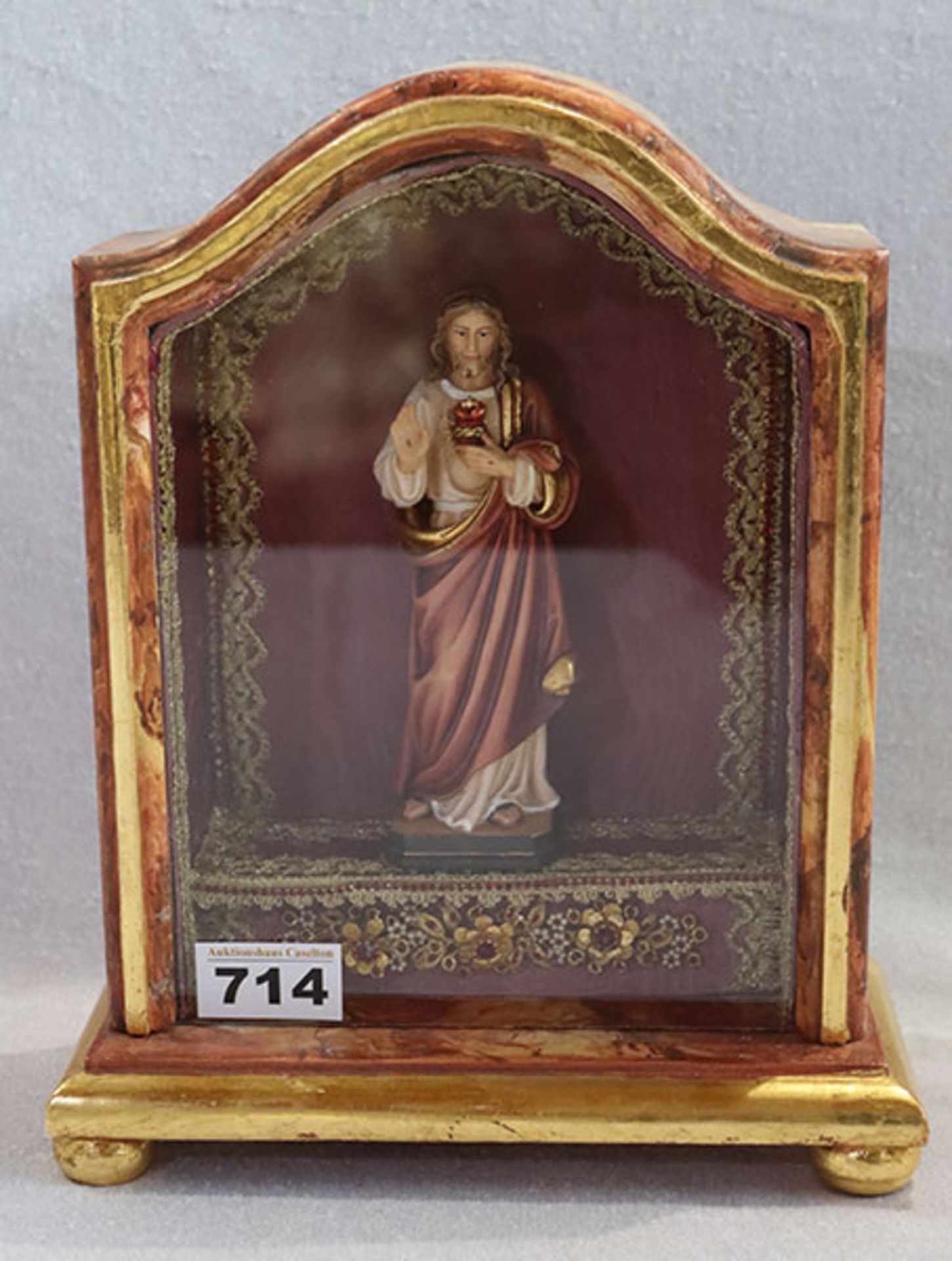 Klosterarbeit mit Holzfigur 'Herz-Jesus', farbig gefaßt, in verglasten Kasten, schön verziert, H