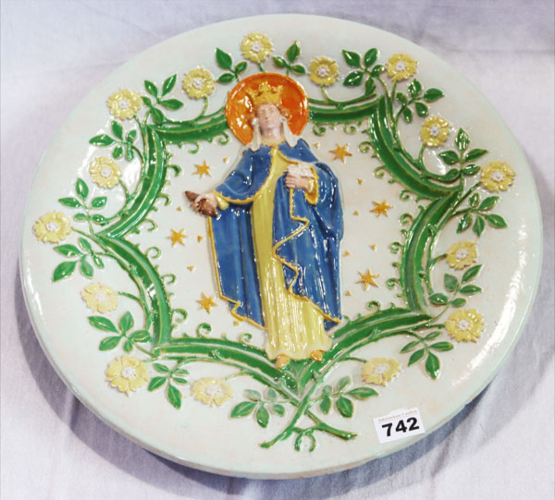 Keramikteller mit reliefiertem Dekor 'Maria mit Blütenkranz', farbig glasiert, D 50.5 cm, teils