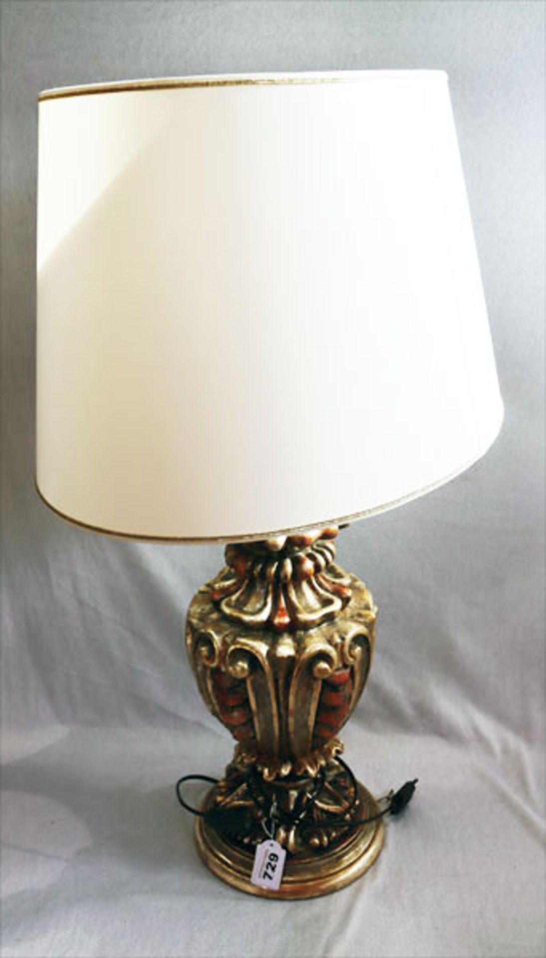 Tischlampe, dekdorativer Lampenfuß mit beigen Schirm, teils bestossen, H 79 cm, Gebrauchsspuren