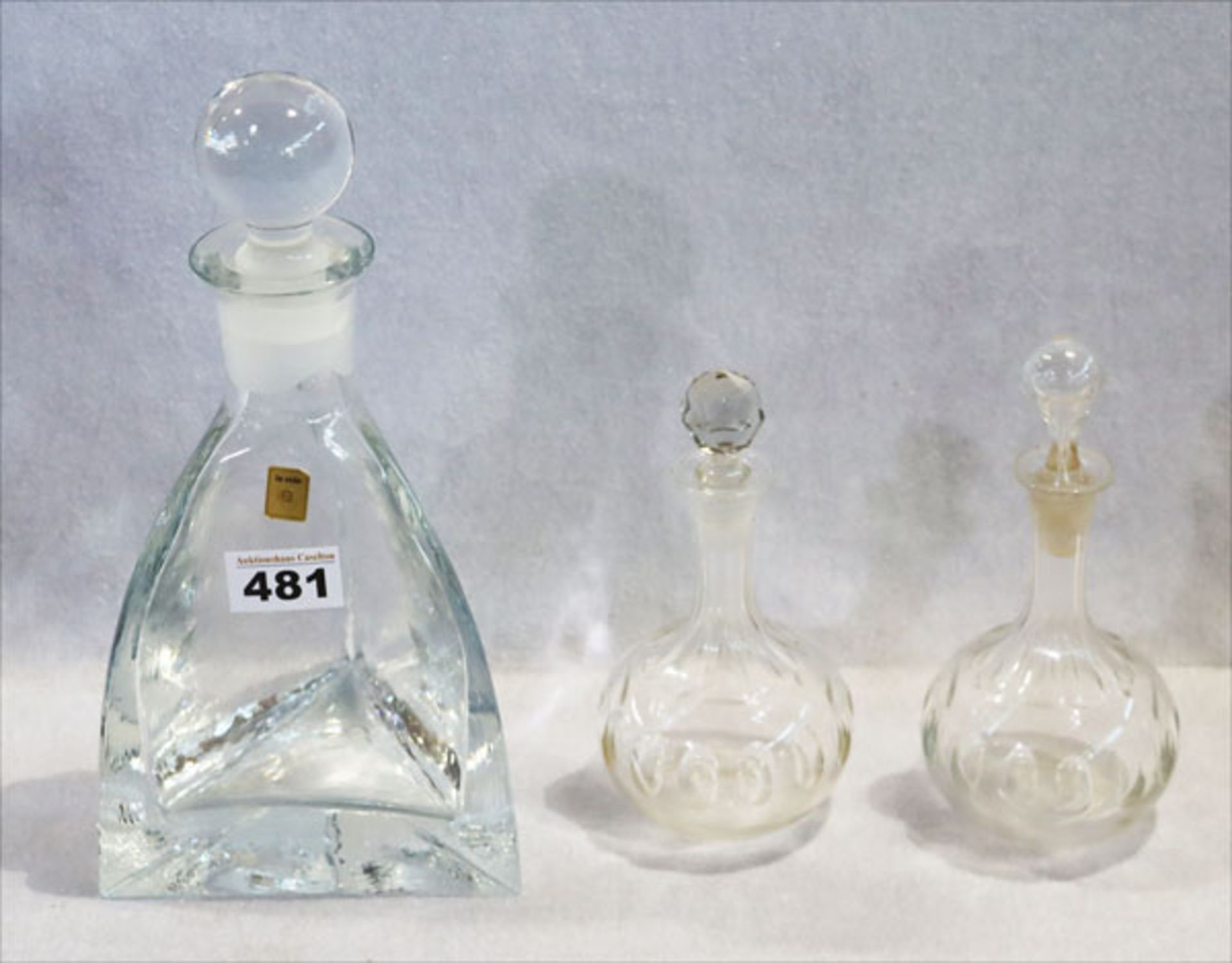 Glas-Konvolut: 2 Rumkännchen, H 18/19 cm, ein nicht passender Stöpsel, und La Vida Karaffe in