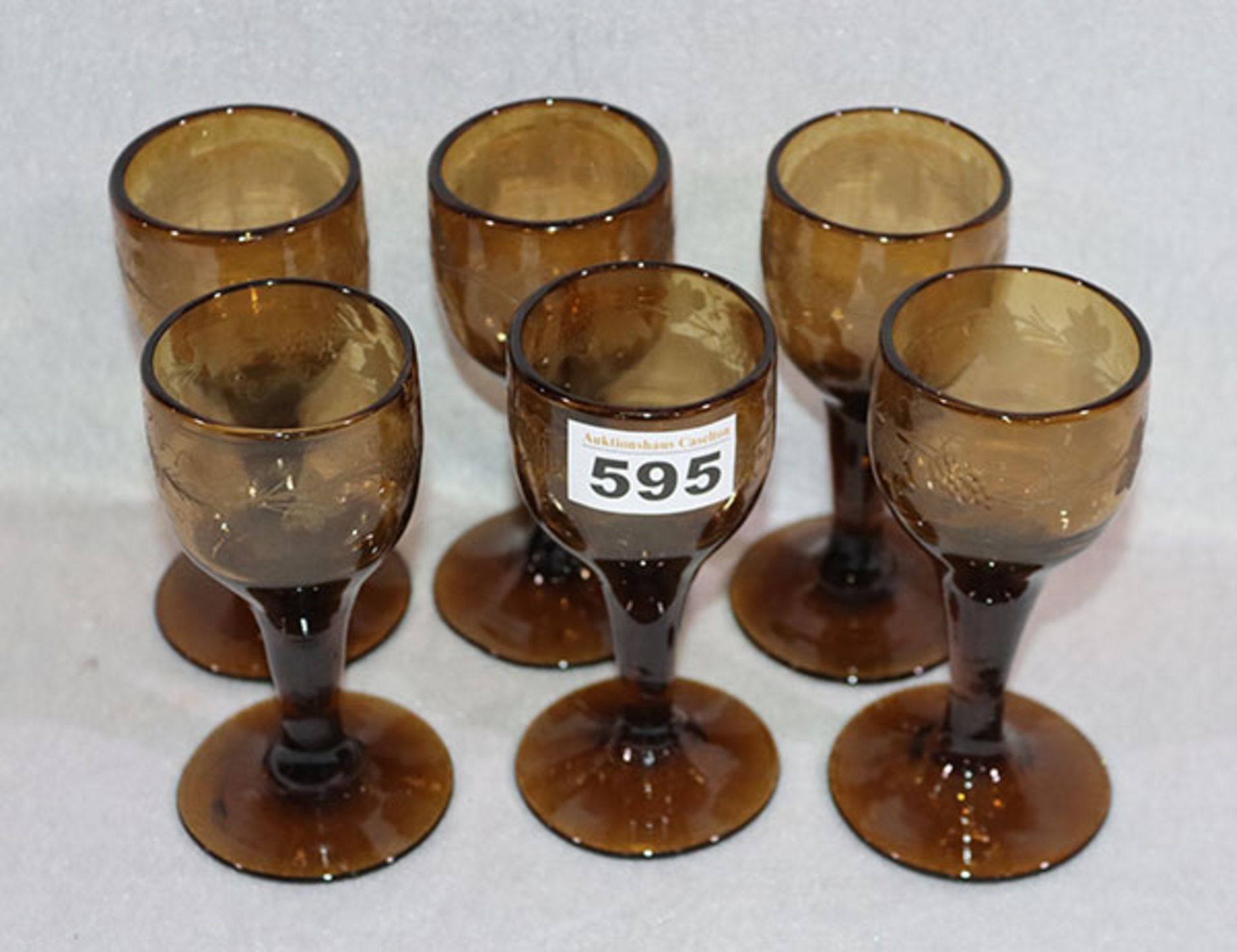 6 braune Weingläser mit graviertem Weinlaubdekor, um 1900, H 13 cm, D 5,5 cm, Gebrauchsspuren