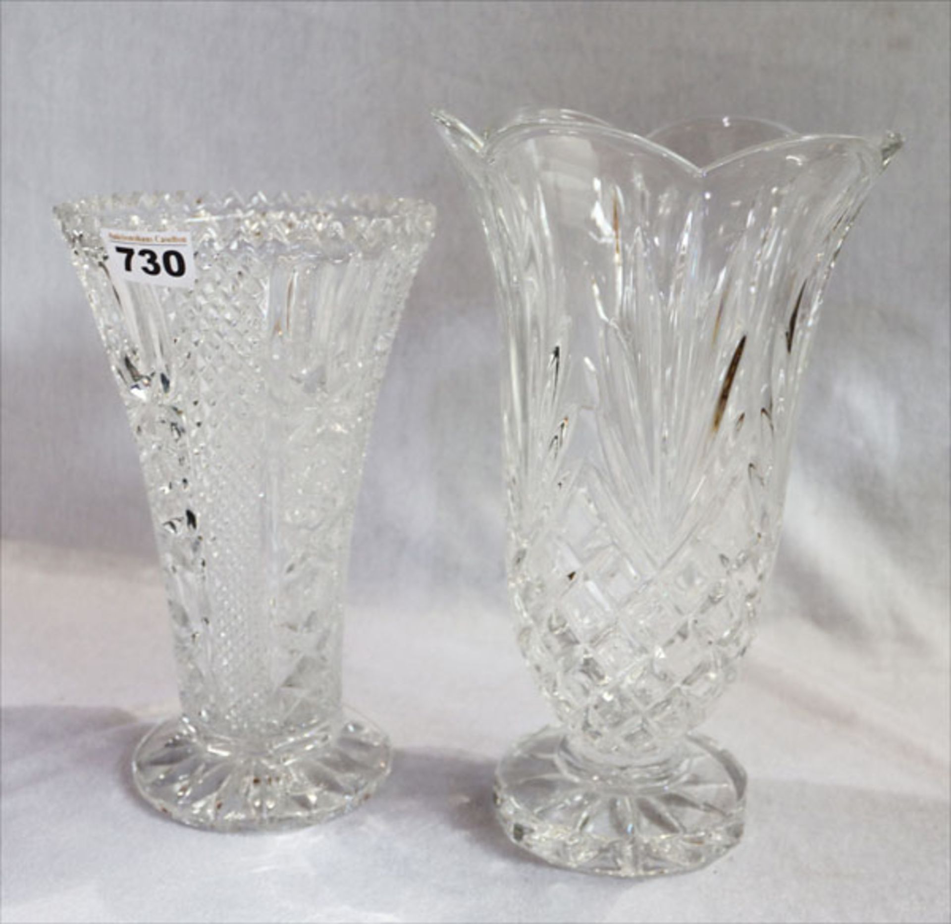 2 Glasvasen eine mit Schliffdekor, H 26/30 cm, Gebrauchsspuren