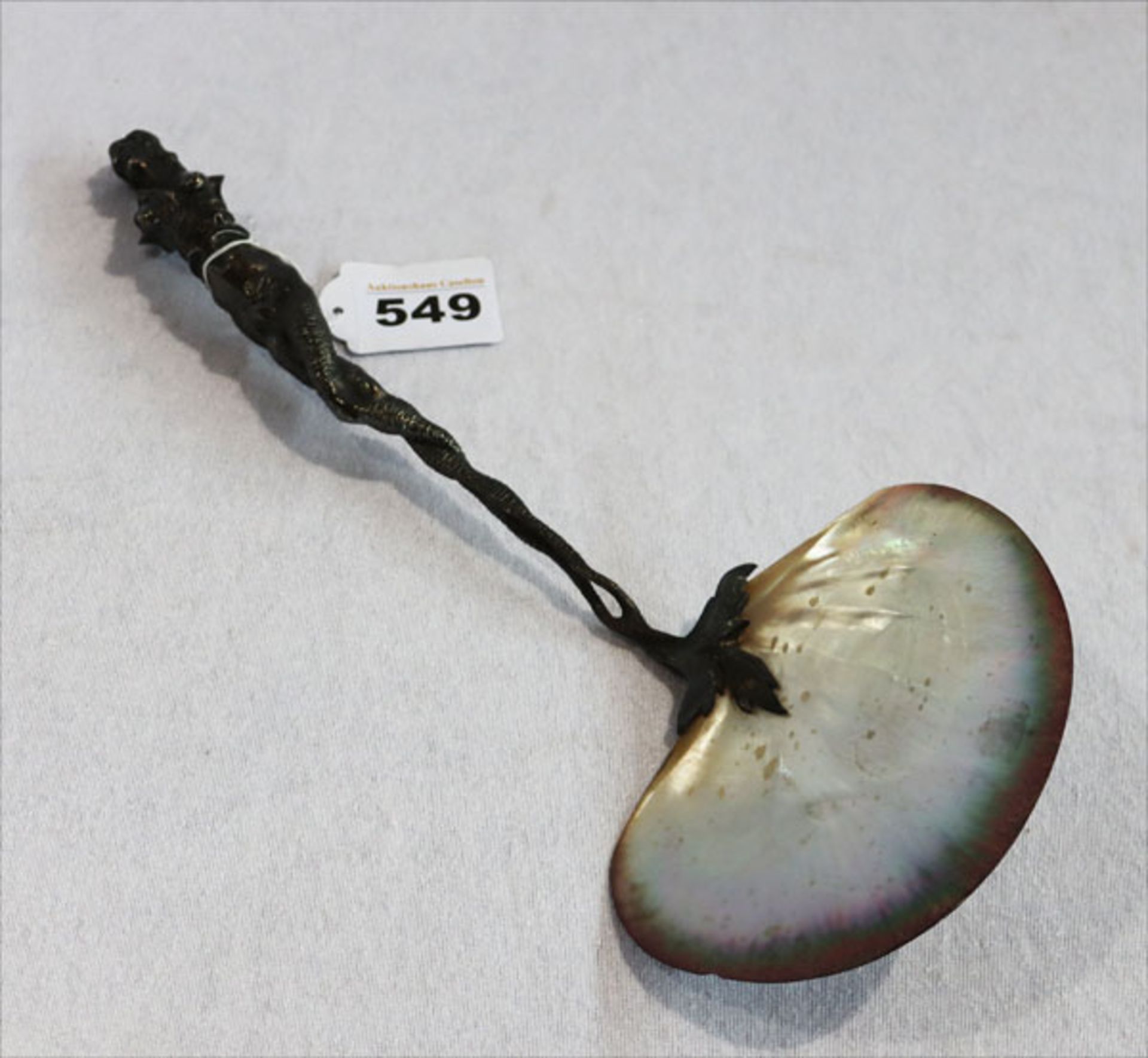 Ausgefallener Muschellöffel mit reliefiertem, figürlichem Griff, L 33,5 cm, Muschel leicht
