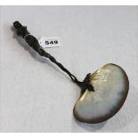 Ausgefallener Muschellöffel mit reliefiertem, figürlichem Griff, L 33,5 cm, Muschel leicht