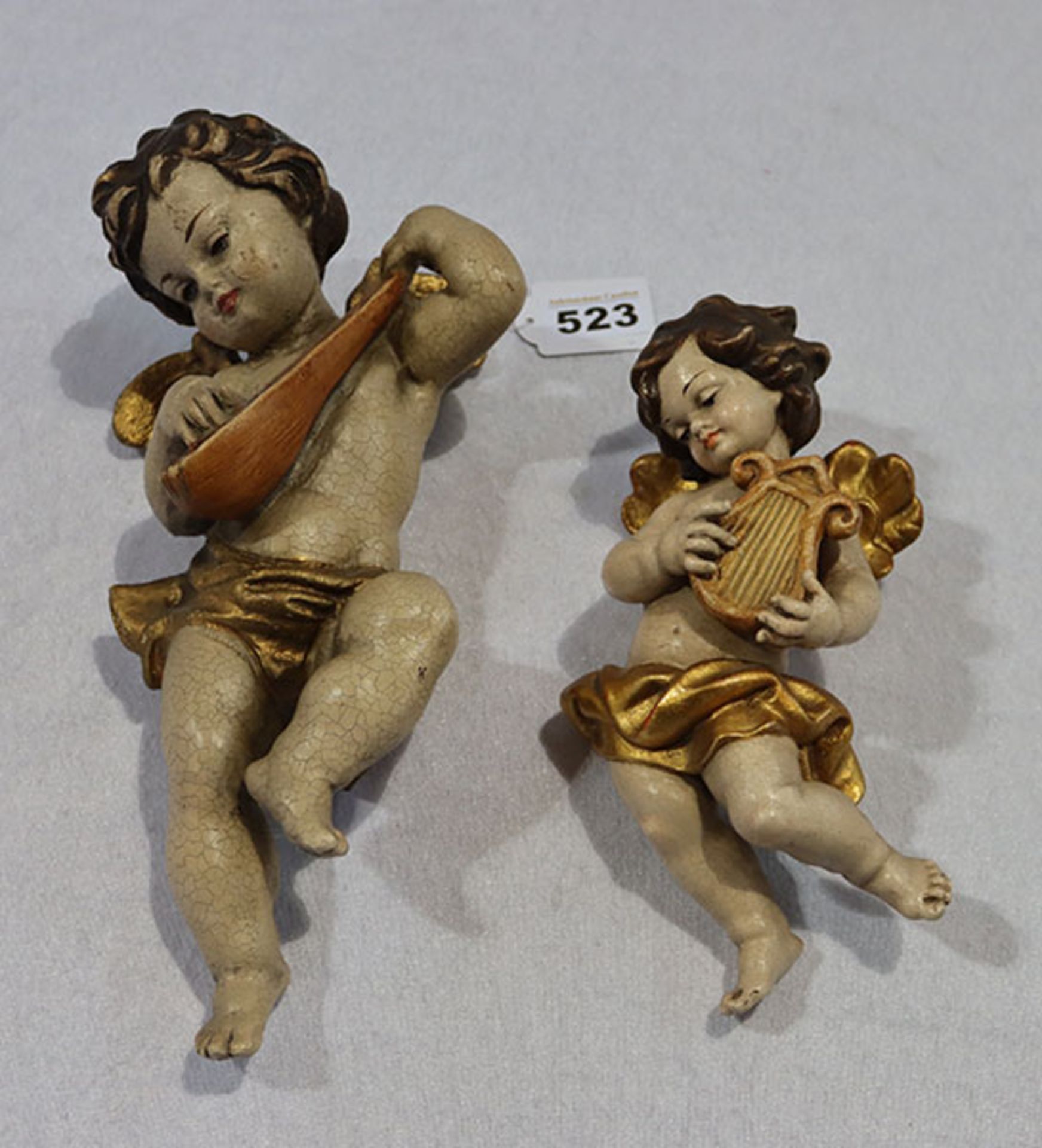 2 Holzfiguren 'Musizierende Engel', farbig gefaßt, H 23/30 cm, teils bestossen und berieben