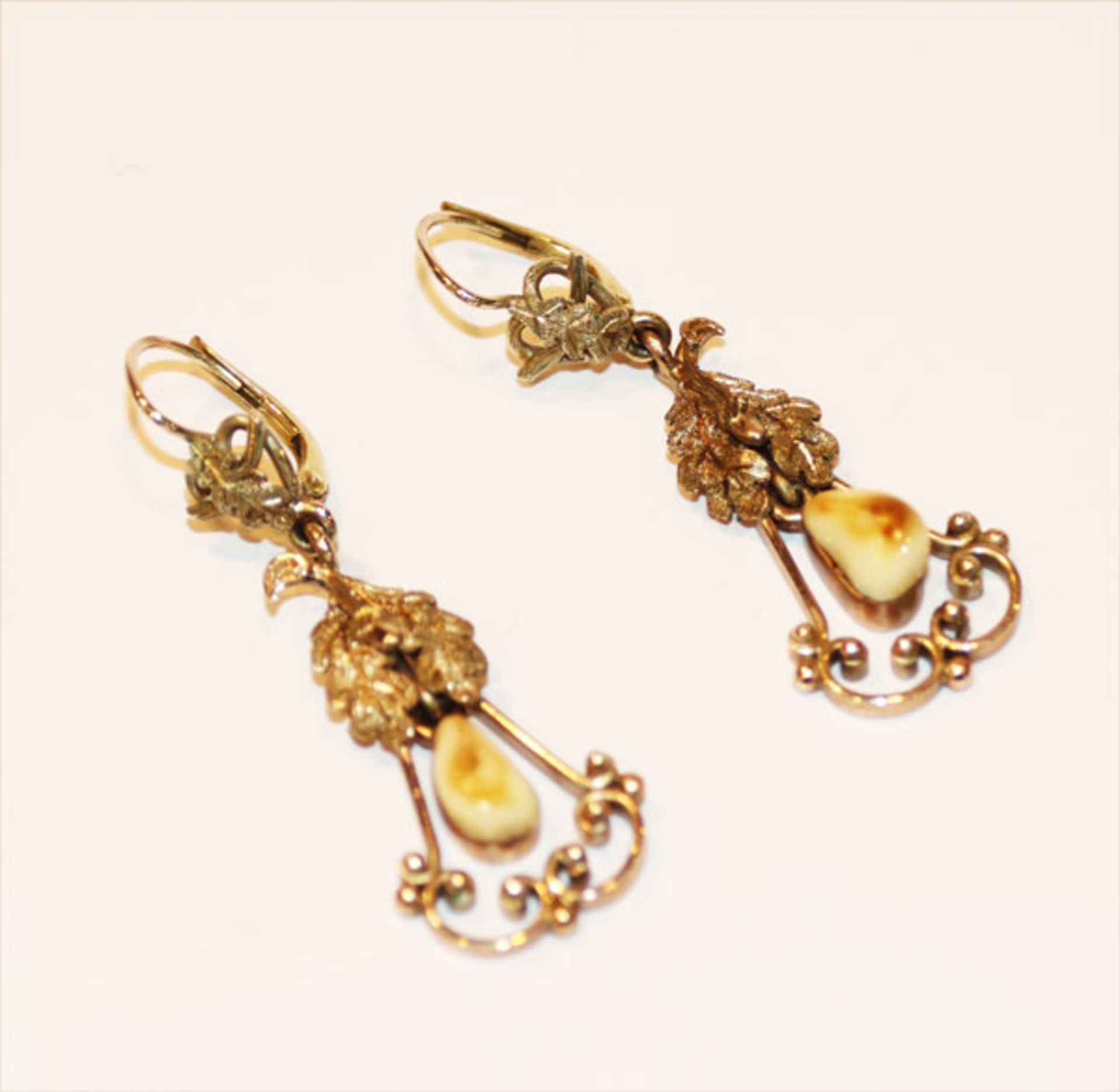 Paar 8 k Gelbgold Ohrhänger mit Grandeln und plastischem Eichenlaub, feine Handarbeit, L 4,5 cm