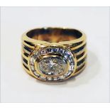 18 k Gelb- und Weißgold Ring mit Diamanten, Mittelstein ca. 1,13 ct., weiß mit kleinem Einschluß,