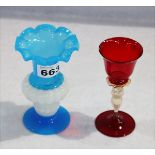 Rotes Muranoglas mit klarem Stiel und Goldfluß, H 12,5 cm und Glasvase, hellblau/weiß, H 13 cm