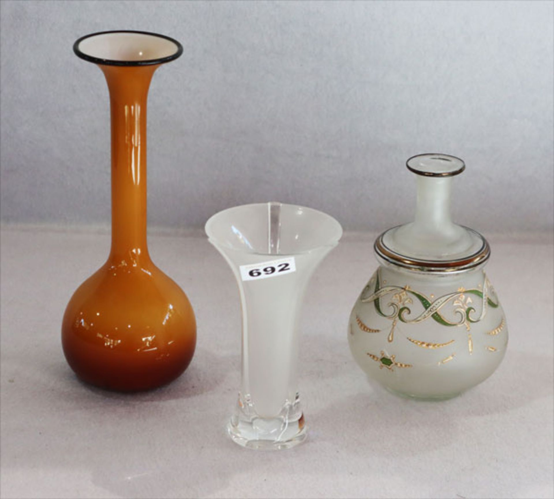 Glas-Konvolut: Blumenvase, mattiert, H 16,5 cm, Milchglasvase mit okkerfarbenem Überfang, H 27 cm,