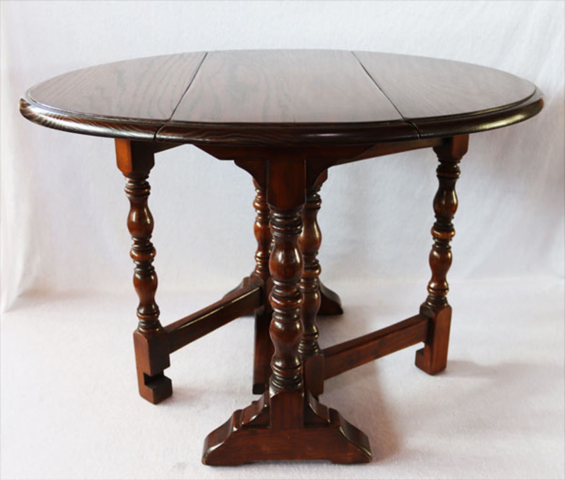 Gateleg Table, Korpus mit gedrechselten Beinen, Anfang 20. Jahrhundert, H 50 cm, B 74 cm, T 60 cm,