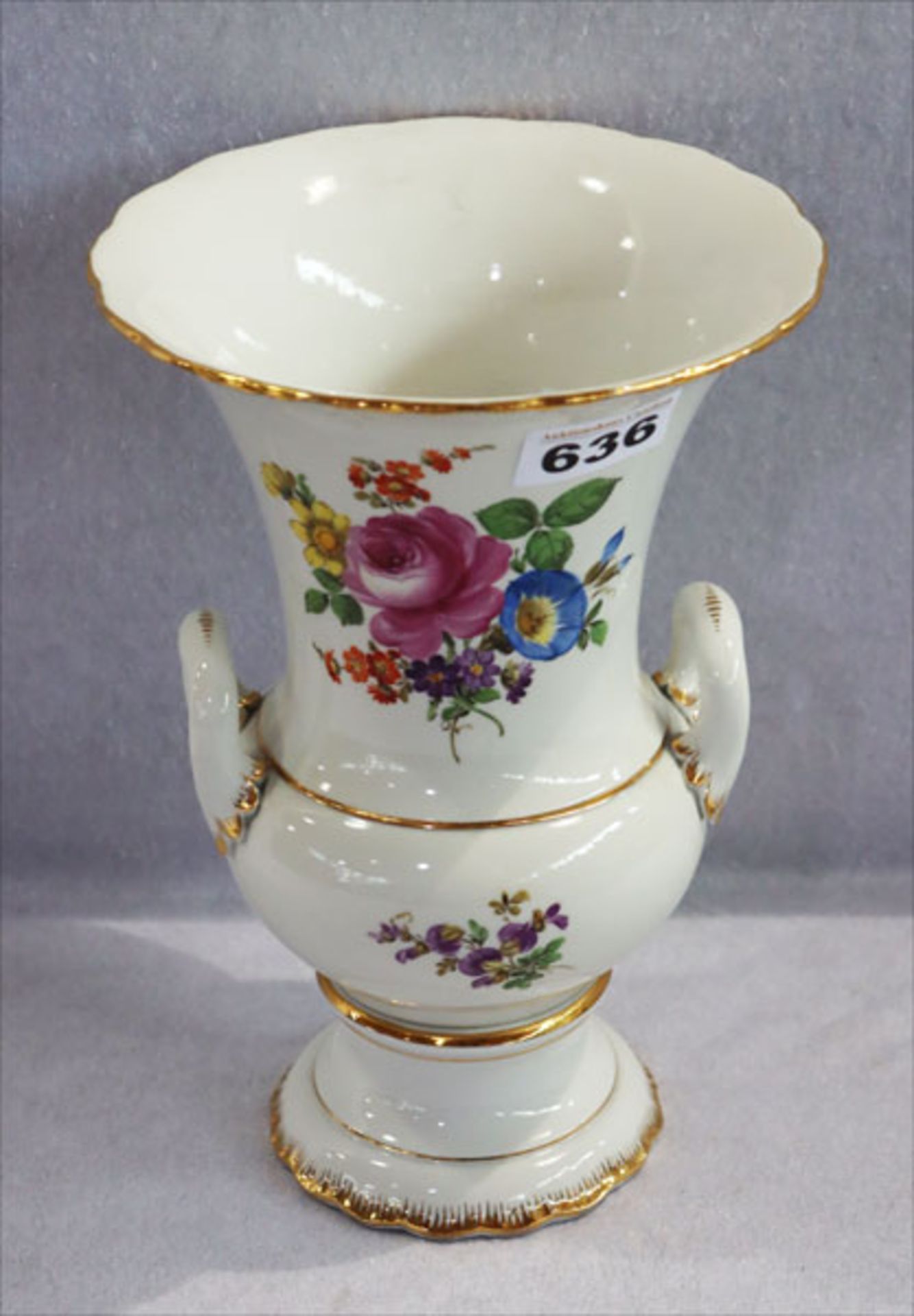 Meissen Vase mit seitlichen Henkel, Blumenmalerei und Goldrand, H 24,5 cm, feiner Haarriß, nach
