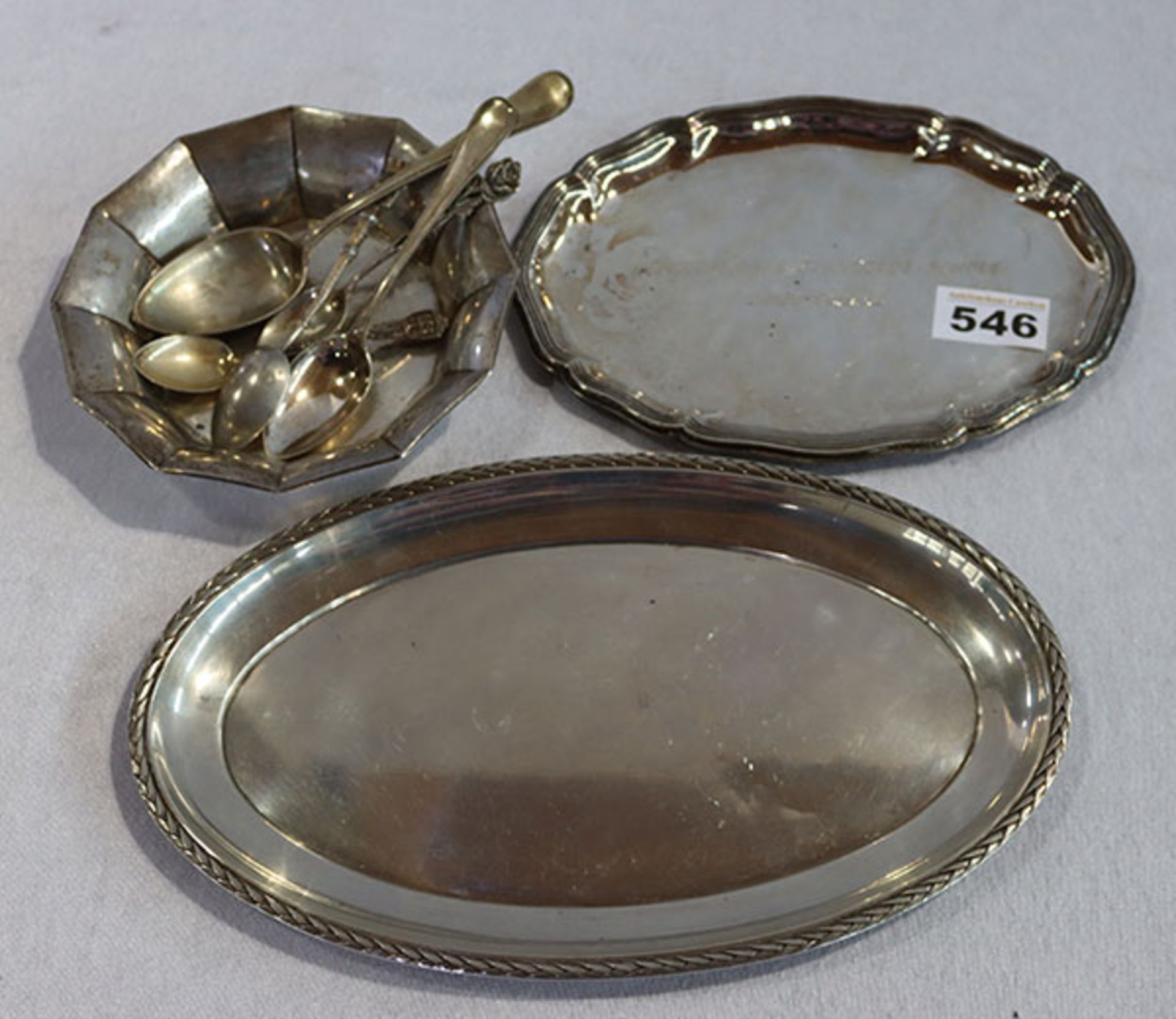 Silber Konvolut: 2 ovale Tabletts, Schälchen und 5 Löffel, 800/835 Silber, zus. 590 gr., teils mit