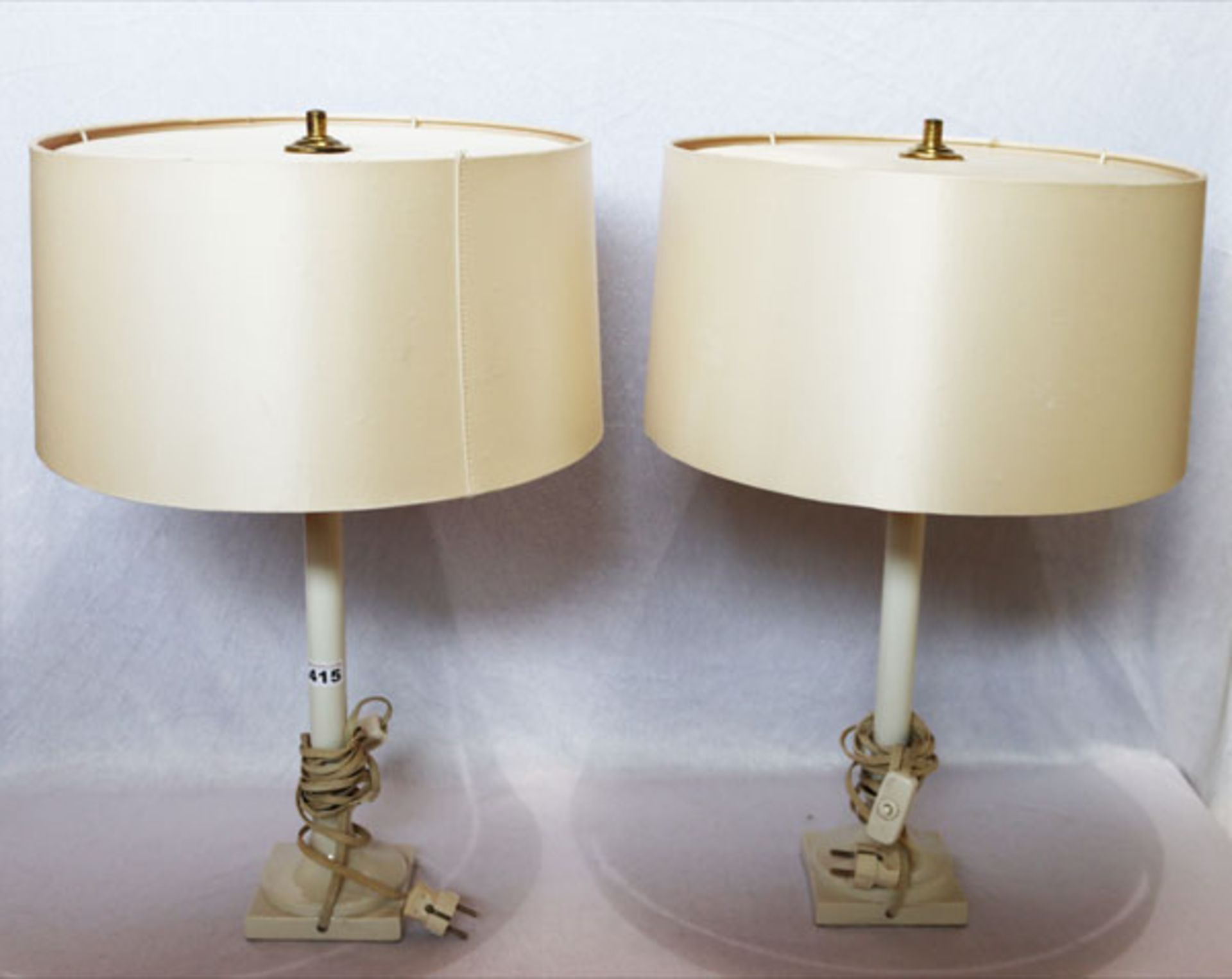 Paar Porzellan Tischlampen, KPM Berlin, 20. Jahrhundert, weiß, runder Stand auf quadratischer