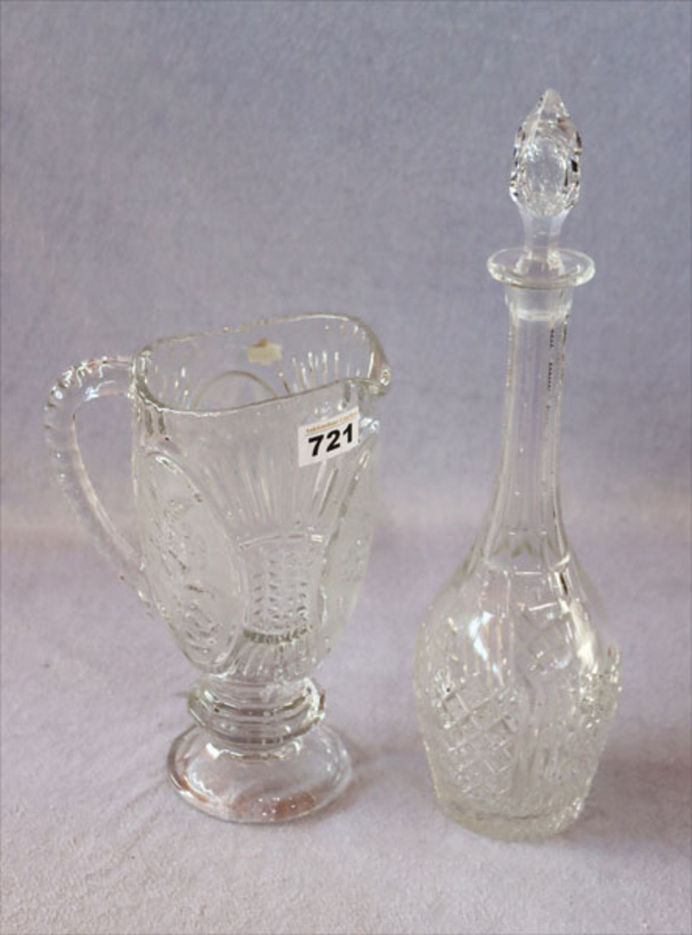 Glas Karaffe mit Schliffdekor, H 41 cm, und Glas Henkelkrug, teils mattiert, H 26 cm,