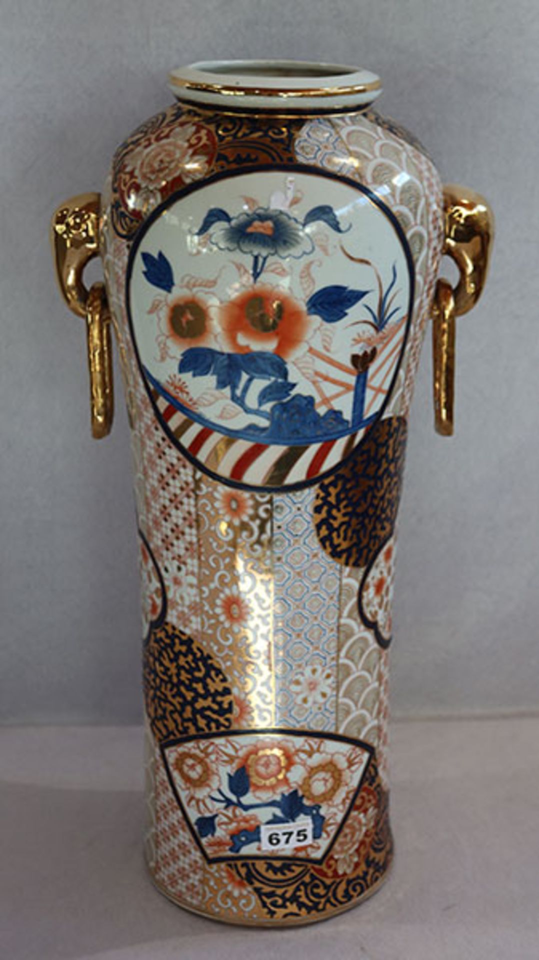 China Vase mit buntem Dekor und goldenen Handhaben, H 61 cm